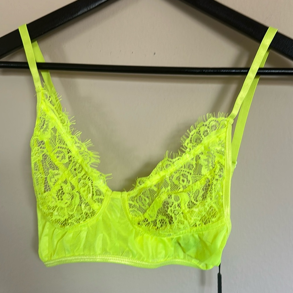 PrettyLittleThing neón yellow bralette size M